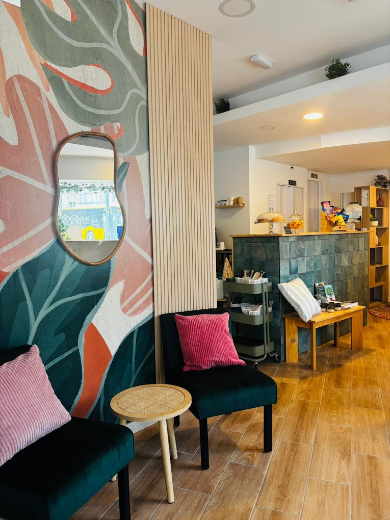 Interior acolhedor do Feel Café & Brunch