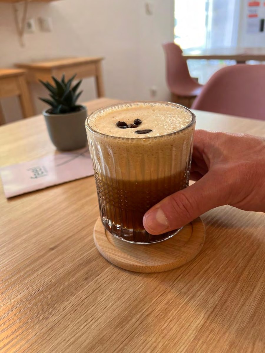Café servido no interior do Feel Café & Brunch