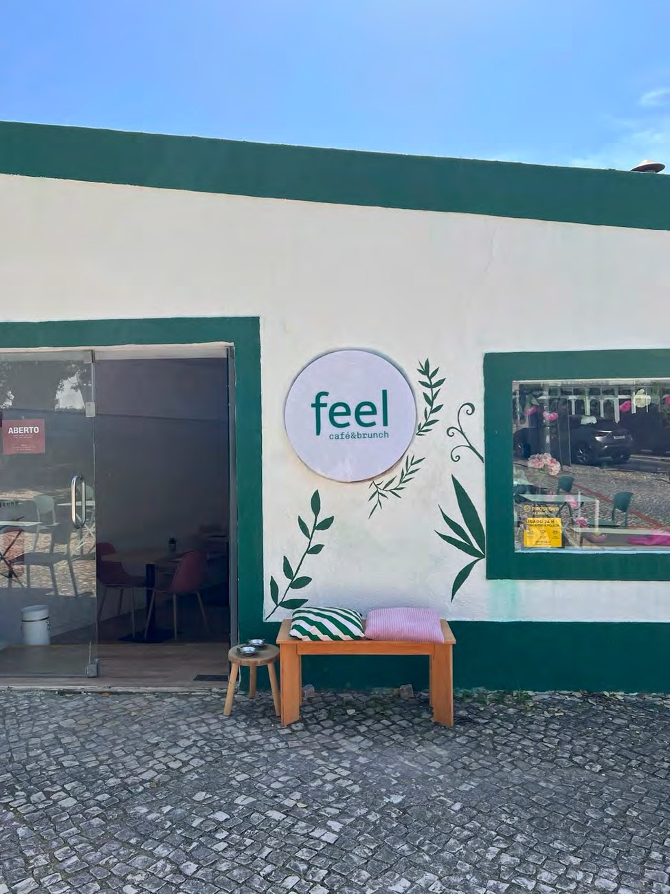 Fachada do Feel Café & Brunch em Linda-a-Velha